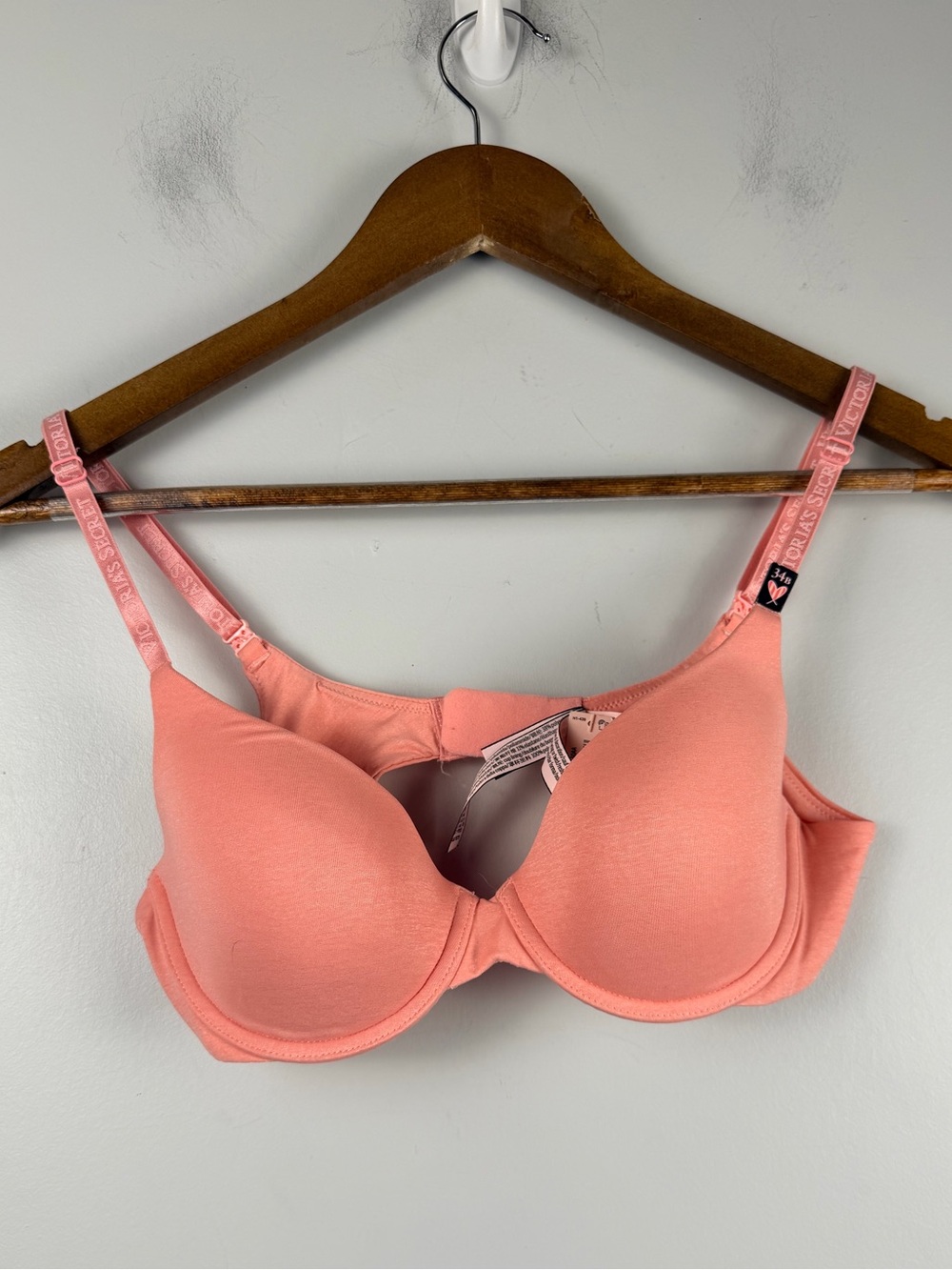 New Victoria’s Secret pink t-shirt lightly lined Demi bra size 34B